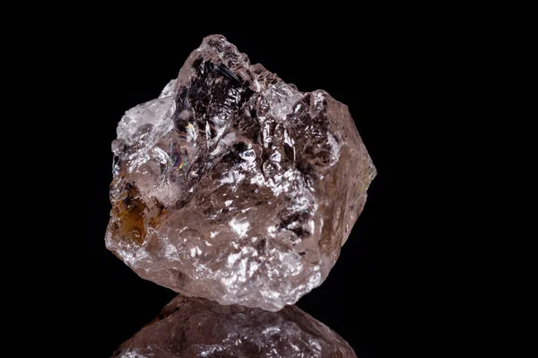 Makro mineral sten rökkvarts Rauch topaz på svart bakgrund — Stockfoto