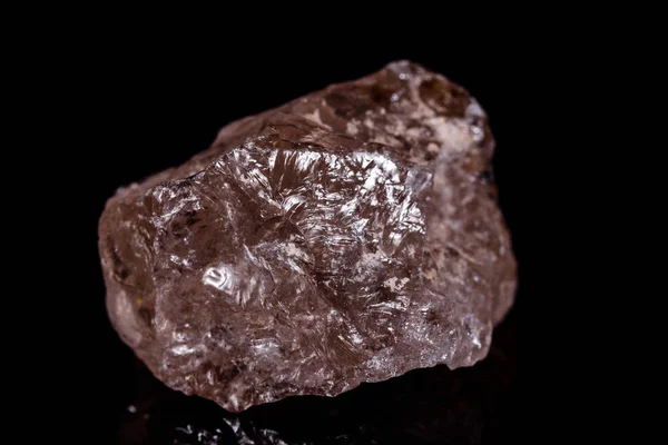 Makro mineralne kamienne kwarc dymny Rauch topaz na czarnym tle — Zdjęcie stockowe