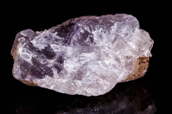 Pedra macro mineral Fluorite sobre fundo preto — Fotografia de Stock