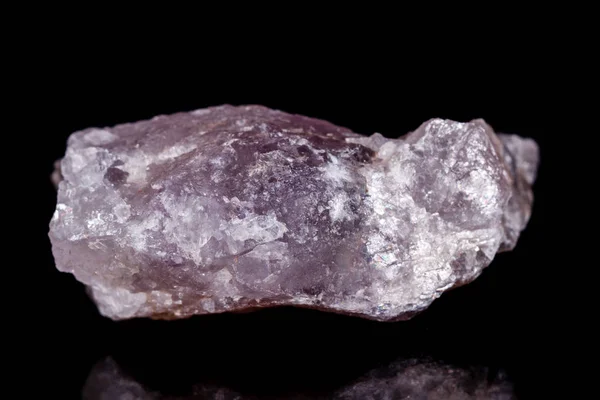 Macro minerale steen fluoriet op zwarte achtergrond — Stockfoto