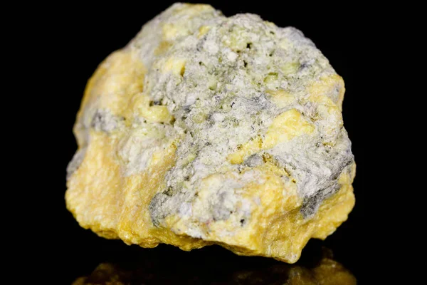 黑色背景下的宏观矿物石硫 — 图库照片