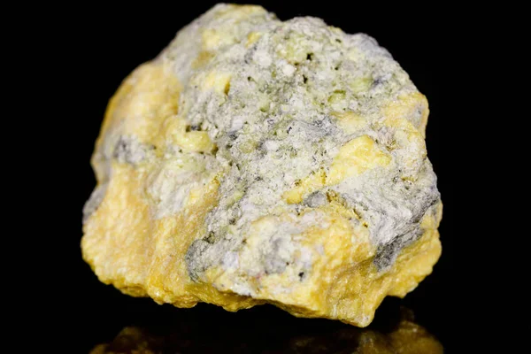 Pedra macromineral Enxofre sobre fundo preto — Fotografia de Stock