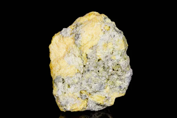 Macro piedra mineral Azufre sobre fondo negro — Foto de Stock