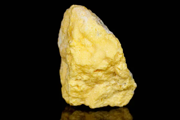 Pedra macromineral Enxofre sobre fundo preto — Fotografia de Stock
