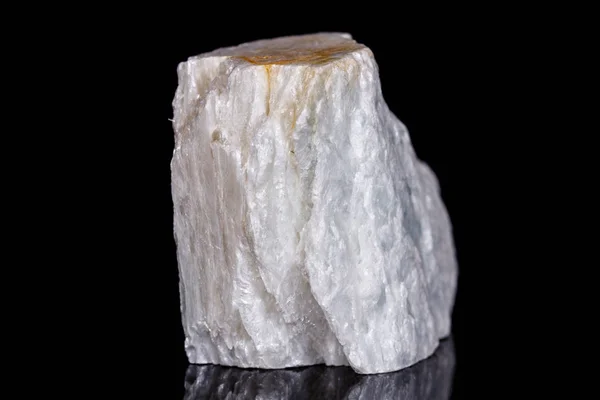 Pedra mineral macro Talco sobre fundo preto — Fotografia de Stock