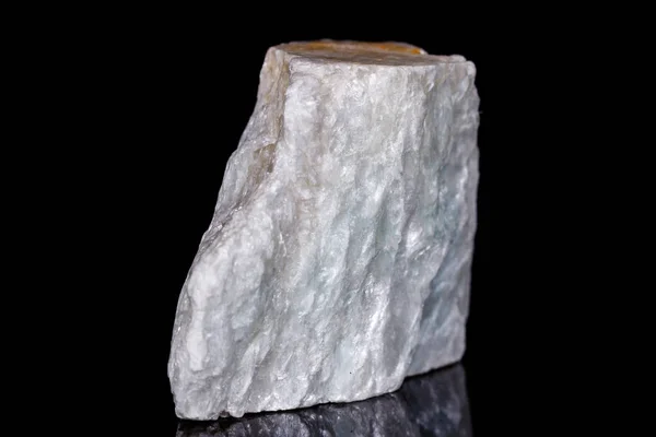 Macro piedra mineral Talco sobre fondo negro — Foto de Stock
