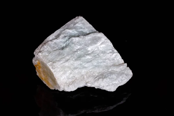 Макро мінеральний камінь Тальк на чорному тлі — стокове фото