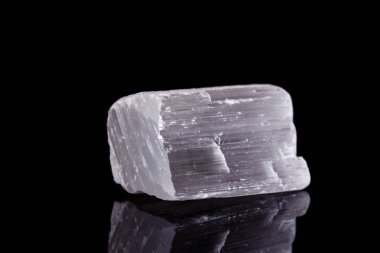 Makro mineral taş selenit siyah arka plan üzerine
