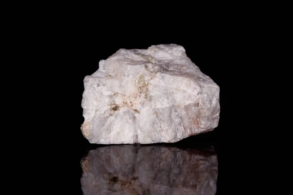 Makro mineral taş Wollastonite siyah arka plan üzerine — Stok fotoğraf