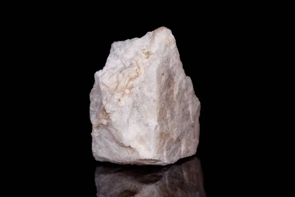 Makro ásványi kő Wollastonite a fekete háttér — Stock Fotó