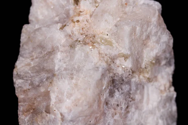 Pedra mineral macro Wollastonita sobre fundo preto — Fotografia de Stock