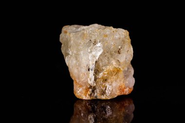 Makro mineral taş Akuamarin siyah arka plan üzerine