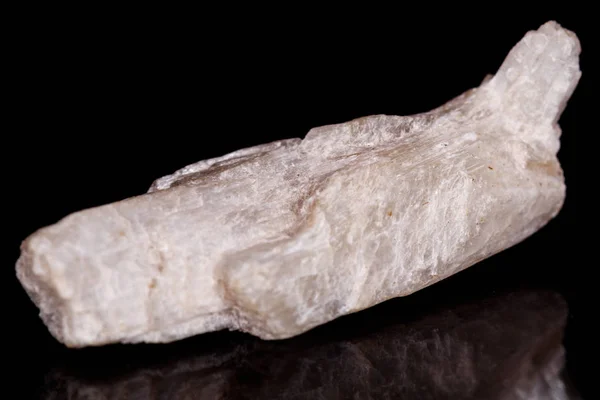 Makro ásványi kő Orthoclase a fekete háttér — Stock Fotó