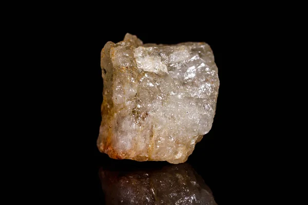 Макро мінеральний камінь Аквамарин на чорному тлі — стокове фото