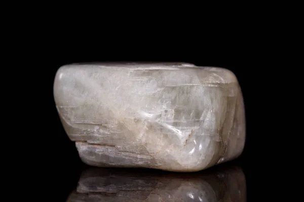 Macro pedra mineral Moonstone no fundo preto — Fotografia de Stock