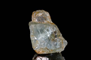 Siyah arka plan üzerinde makro mineral taş Topaz