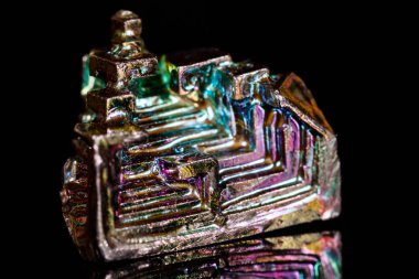 Makro mineral taş bizmut siyah arka plan üzerine