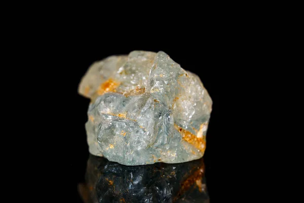 Makro ásványi kő Topáz-fekete háttér — Stock Fotó