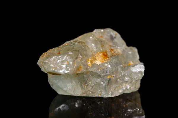 Siyah arka plan üzerinde makro mineral taş Topaz — Stok fotoğraf