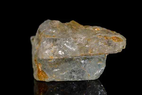 Macro pedra mineral Topaz no fundo preto — Fotografia de Stock
