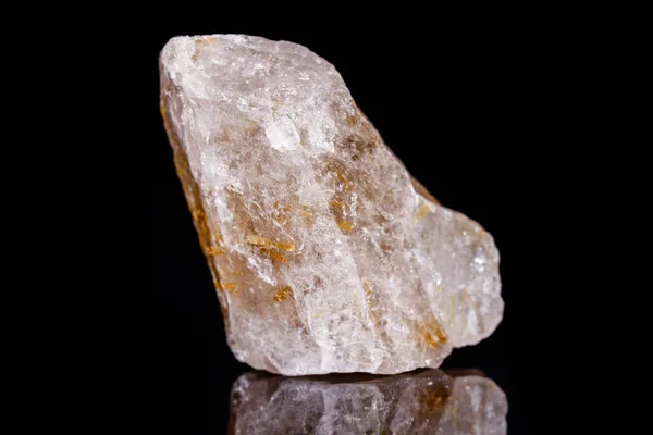 Pedra macromineral Rutil em quartzo sobre fundo preto — Fotografia de Stock