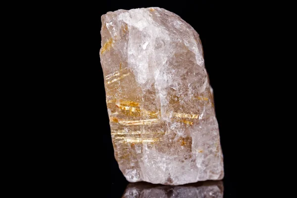 Pedra macromineral Rutil em quartzo sobre fundo preto — Fotografia de Stock