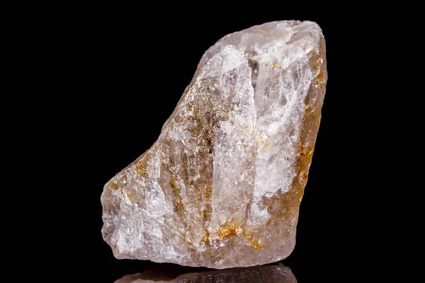 Pedra macromineral Rutil em quartzo sobre fundo preto — Fotografia de Stock