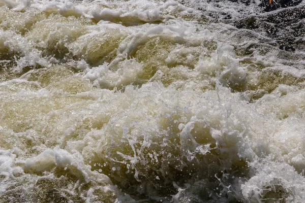 Écoulement d'eau et pulvérisation d'une pierre — Photo