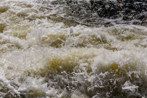 Flusso di acqua e spruzzi da una pietra — Foto Stock