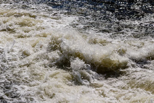 水と石からスプレーの流れ — ストック写真