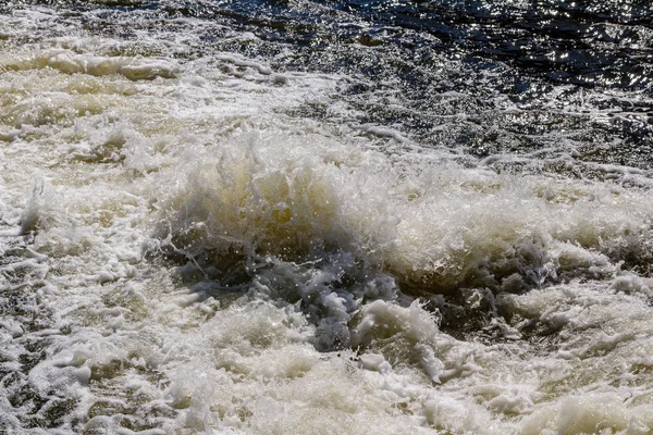 水と石からスプレーの流れ — ストック写真