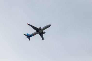 Uçak gökyüzünde uçuyor.