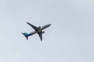 Uçak gökyüzünde uçuyor.