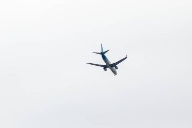 Uçak gökyüzünde uçuyor.