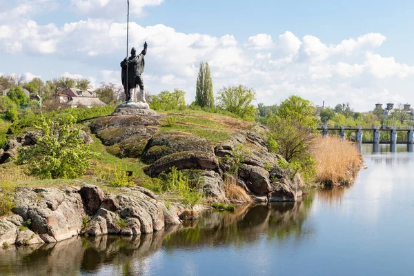 Gröna kusten av en vacker liten flod med vita moln i refl — Stockfoto