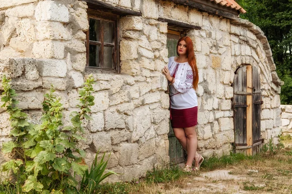 ウクライナ刺繍や赤いスカートで美しい少女 — ストック写真