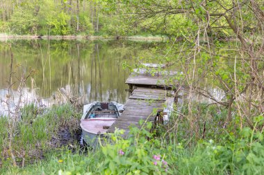 nehir küçük bir köprü ile 