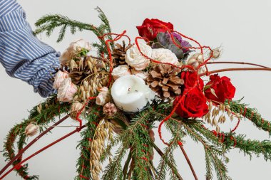 Taze çiçeklerin Noel kompozisyonu 