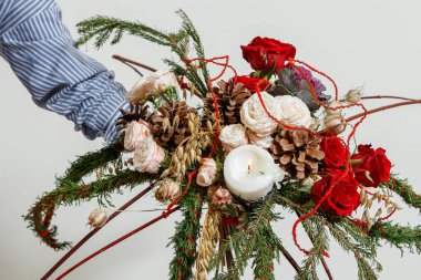 Taze çiçeklerin Noel kompozisyonu 