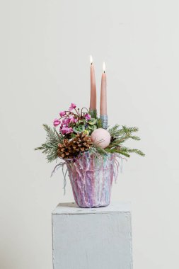 Taze çiçeklerin Noel kompozisyonu 