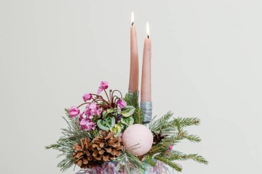 Taze çiçeklerin Noel kompozisyonu 