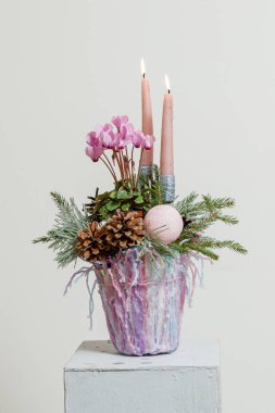 Taze çiçeklerin Noel kompozisyonu 