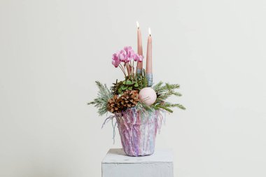 Taze çiçeklerin Noel kompozisyonu 