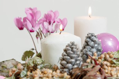 Taze çiçeklerin Noel kompozisyonu 