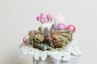 Taze çiçeklerin Noel kompozisyonu 