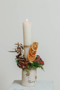 Taze çiçeklerin Noel kompozisyonu 