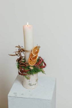 Taze çiçeklerin Noel kompozisyonu 