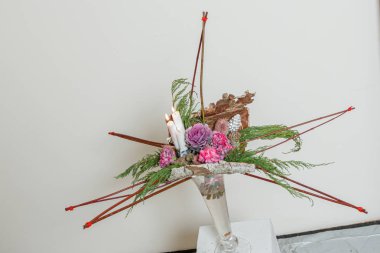 Taze çiçeklerin Noel kompozisyonu 