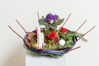 Taze çiçeklerin Noel kompozisyonu 