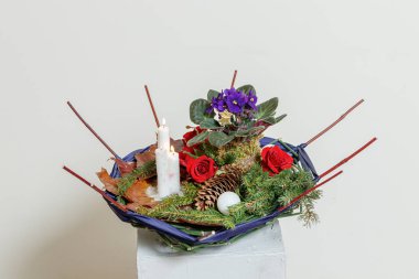 Taze çiçeklerin Noel kompozisyonu 